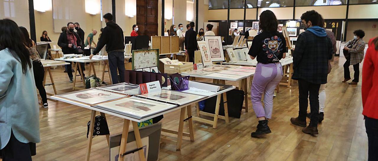 Asistentes a la feria “Alma Gráfica” de Trascorrales. | Cristina Velasco