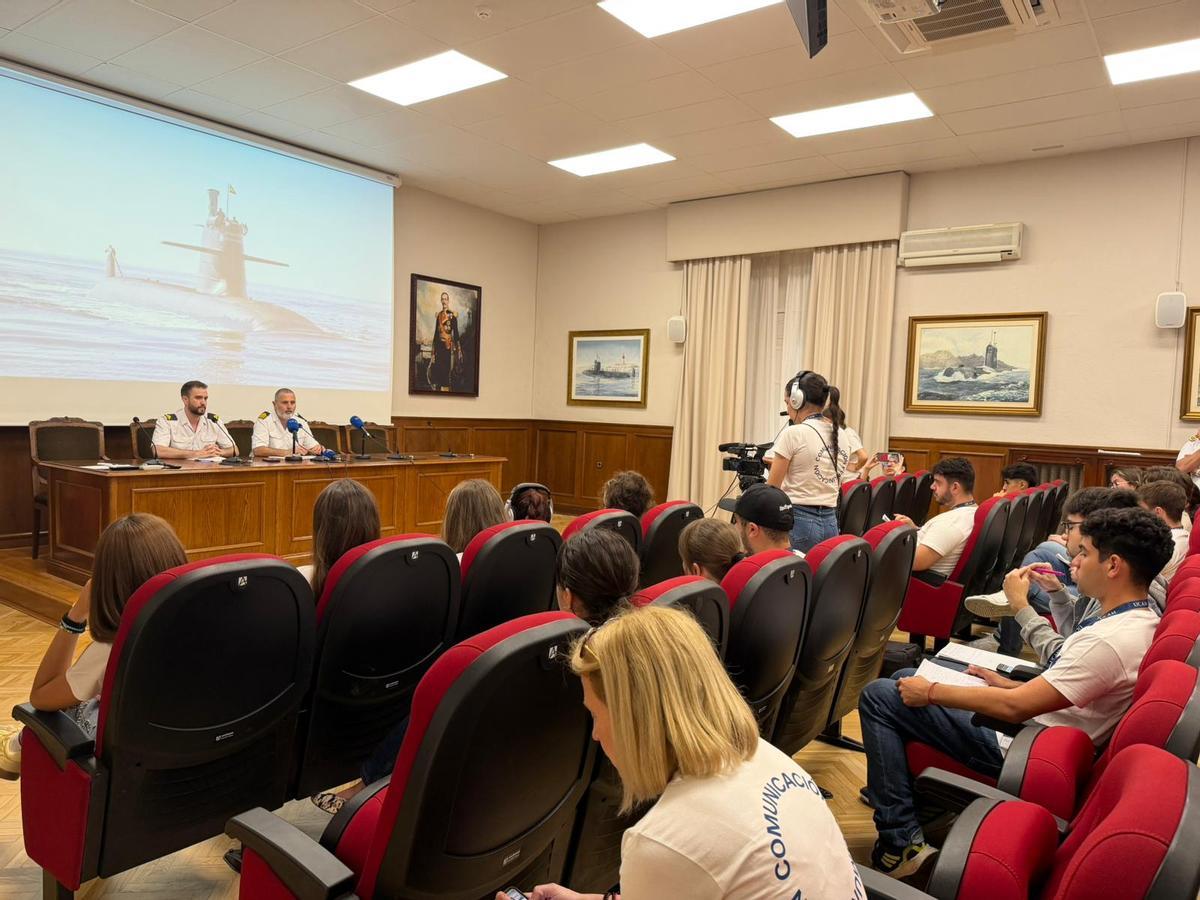 Los alumnos de la Facultad de Comunicación y Ciencias Sociales durante la rueda de prensa ofrecida por la Armada.