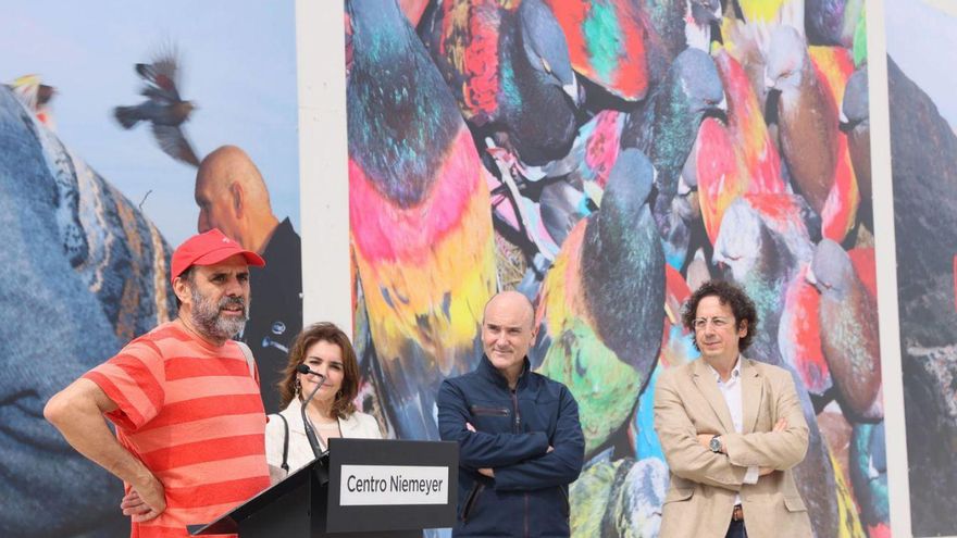 Por la izquierda, el fotógrafo Ricardo Cases, la concejala Yolanda Alonso, el director general Pablo León y el director del Niemeyer Carlos Cuadros. | MARIO CANTELI