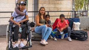  Alejandra y sus hijos en la calle tres tras ser expulsados del piso en el que vivían en Badalona.