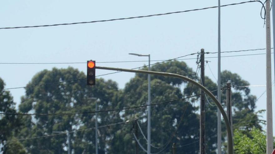 El semáforo de A Pantrigueira vuelve a ralentizar el tráfico hacia A Illa