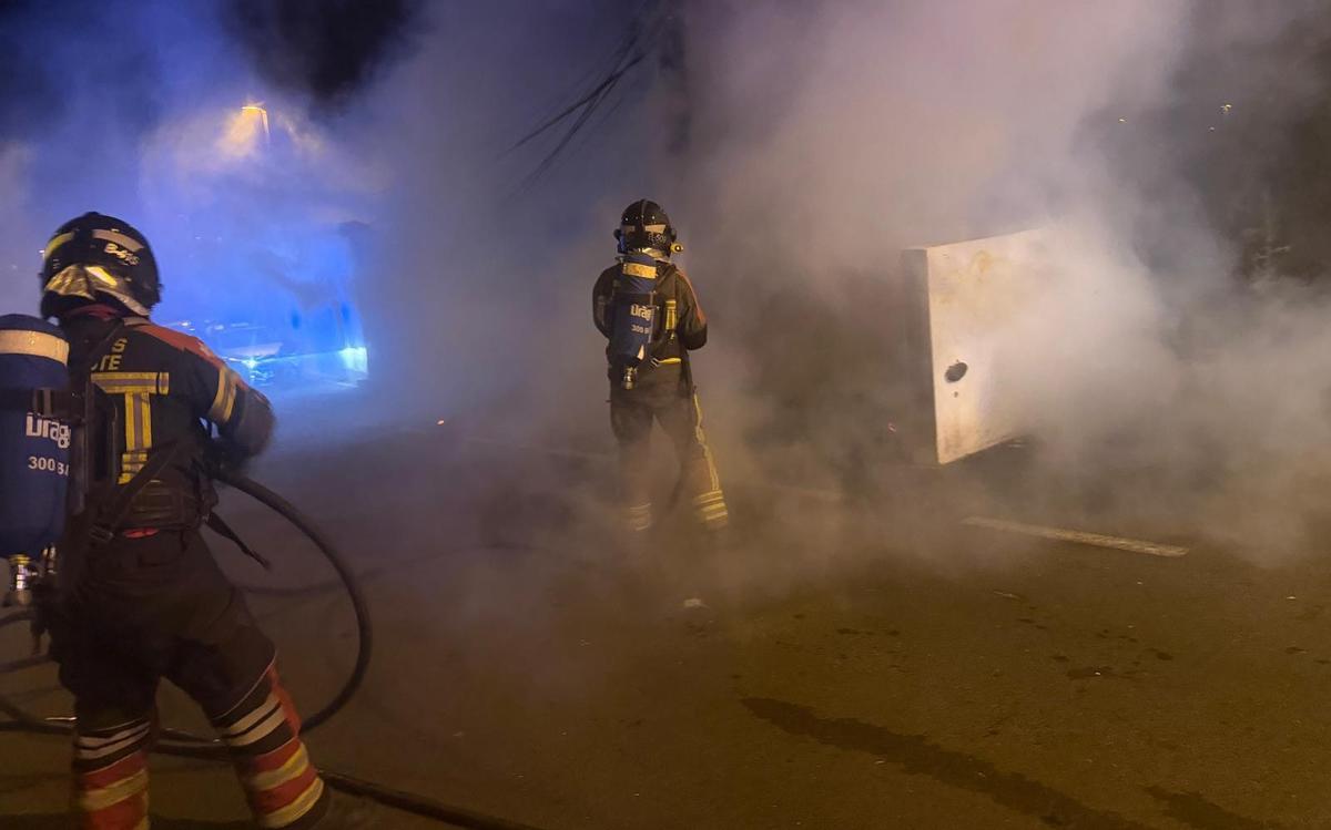 Bomberos del Consorcio de Seguridad y Emergencias de Lanzarote, este viernes, apagan el incendio en dos contenedores y un poste de telefonía en la calle José Calasanz, en San Bartolomé, en Lanzarote