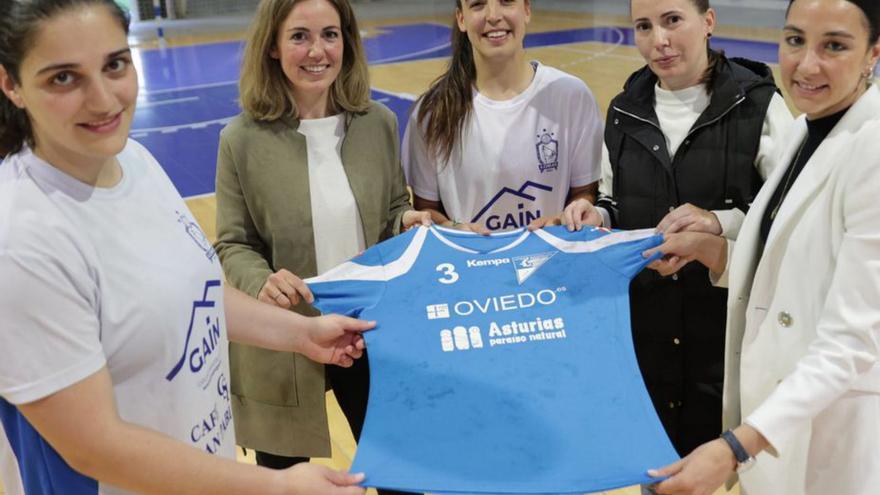 Las pioneras ceden el testigo: las capitanas en el anterior ascenso visitan al Oviedo Balonmano Femenino, a un punto de volver a la Liga Guerreras Iberdrola