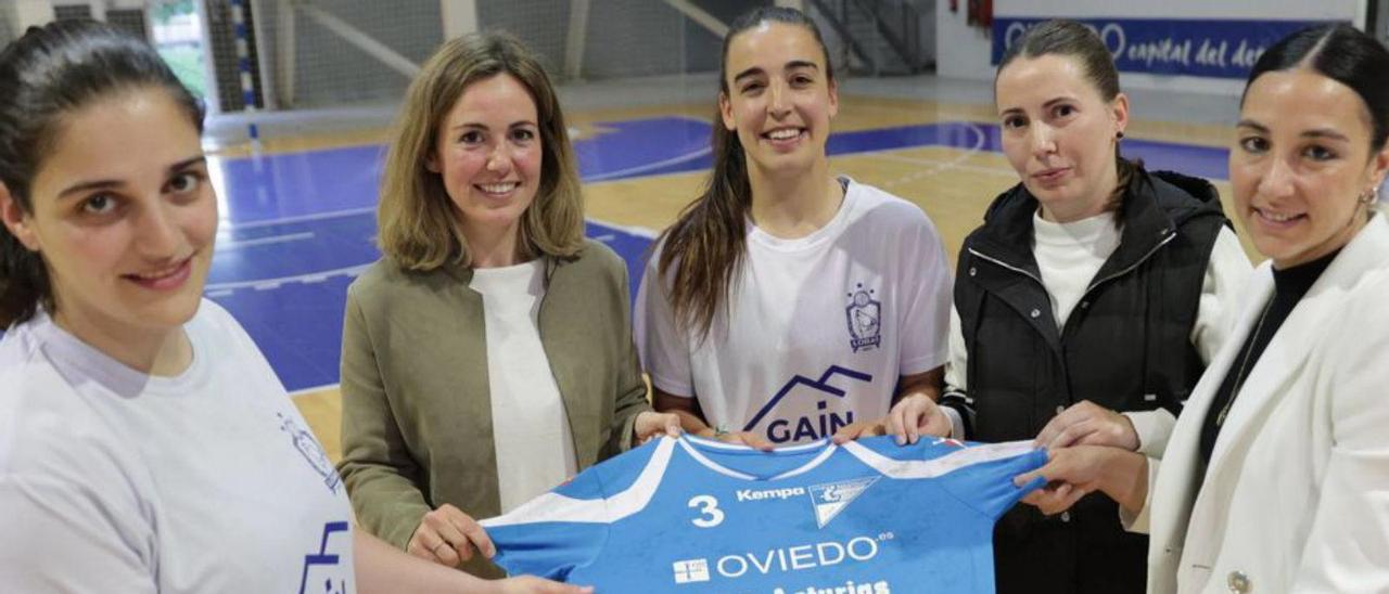 Aida Palicio, Vicky Iglesias, Celia Rojo, Alicia Martínez y Sara García sostienen la camiseta con la que el Oviedo Femenino subió en 2015. |