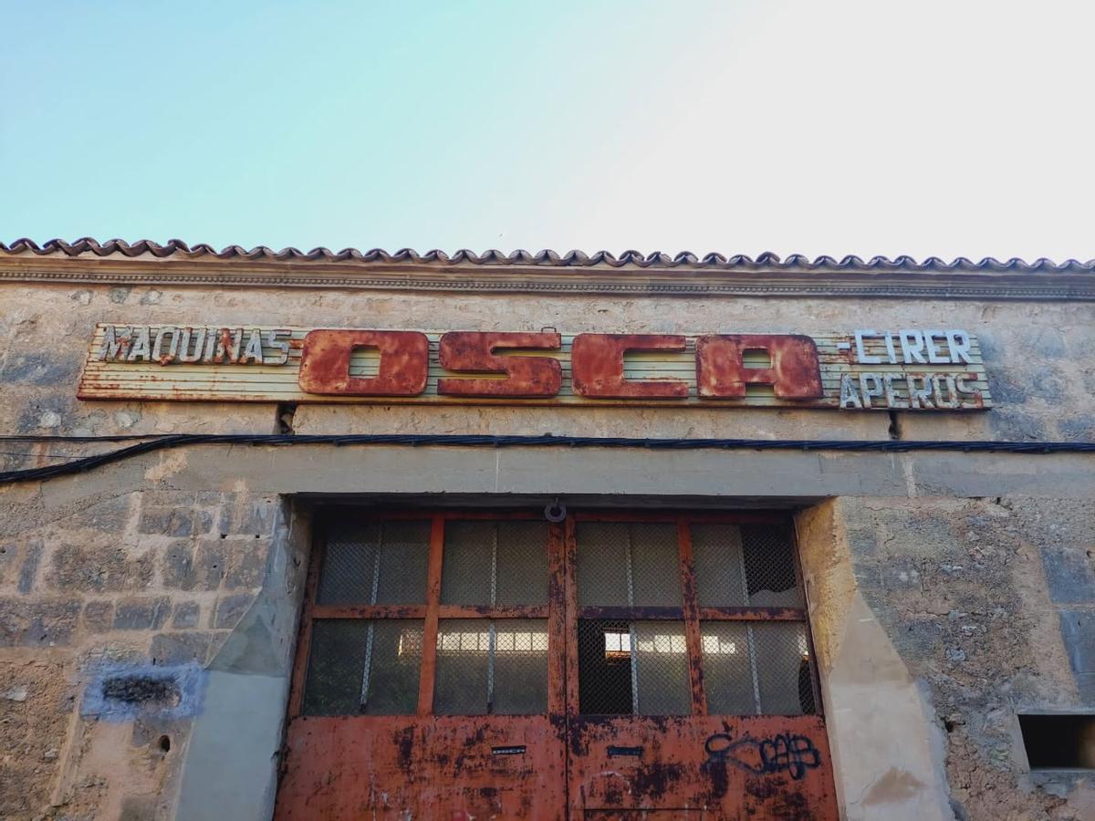 Una imagen de la fachada principal de la antigua fábrica.
