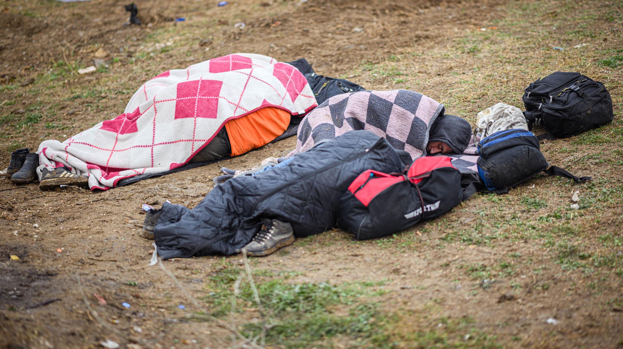 Un grupo de migrantes duermen a la intemperie en la frontera de Turquía.