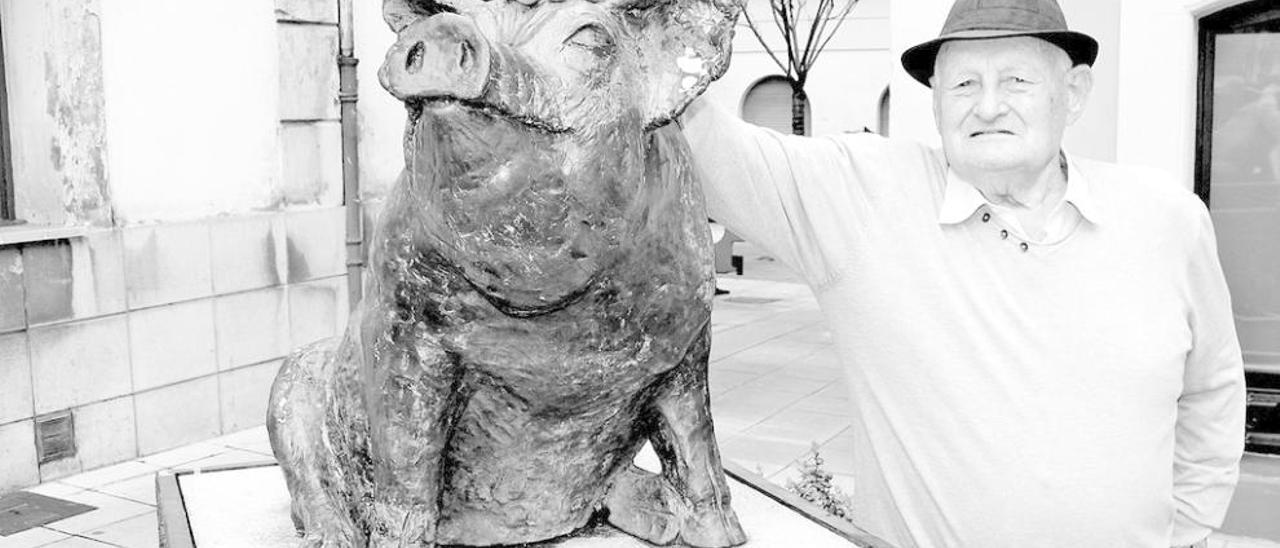 Aurelio Cuesta, posando ayer junto al &quot;Monumento al Gochu&quot; de Noreña.