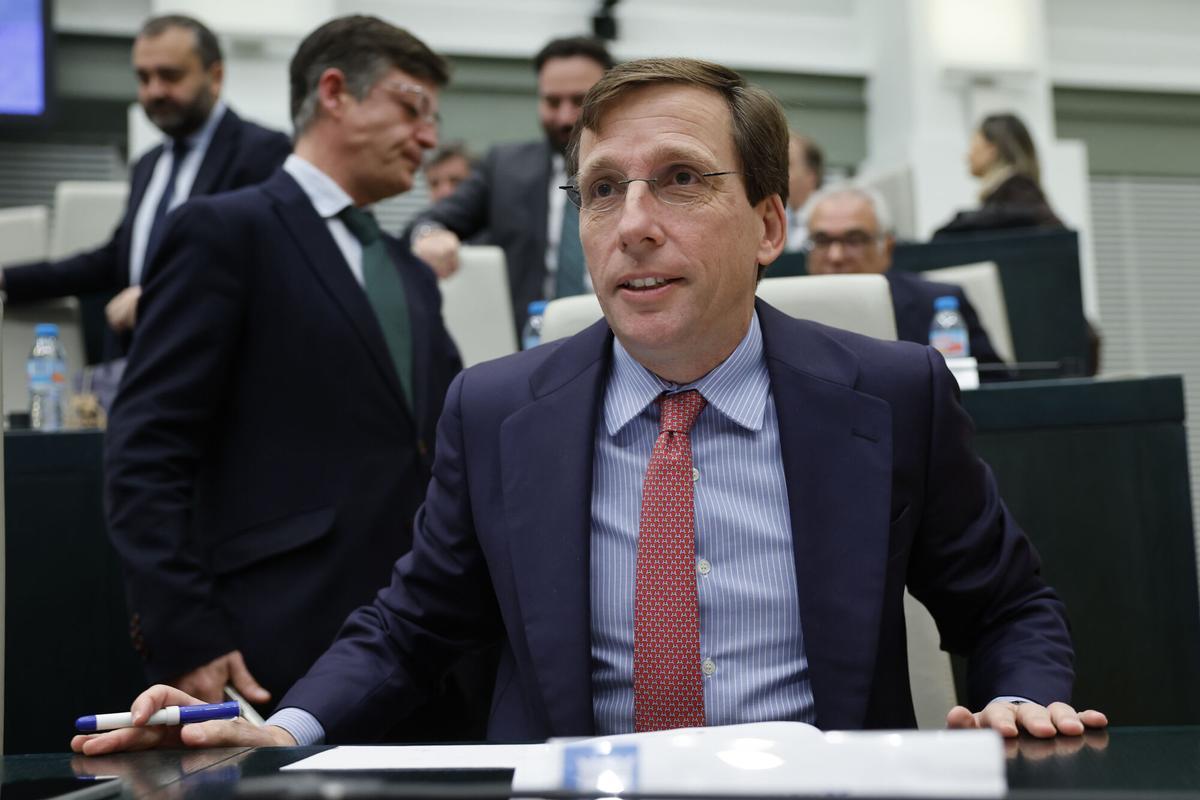 El alcalde de Madrid, José Luis Martínez-Almeida, en el pleno del Ayuntamiento.
