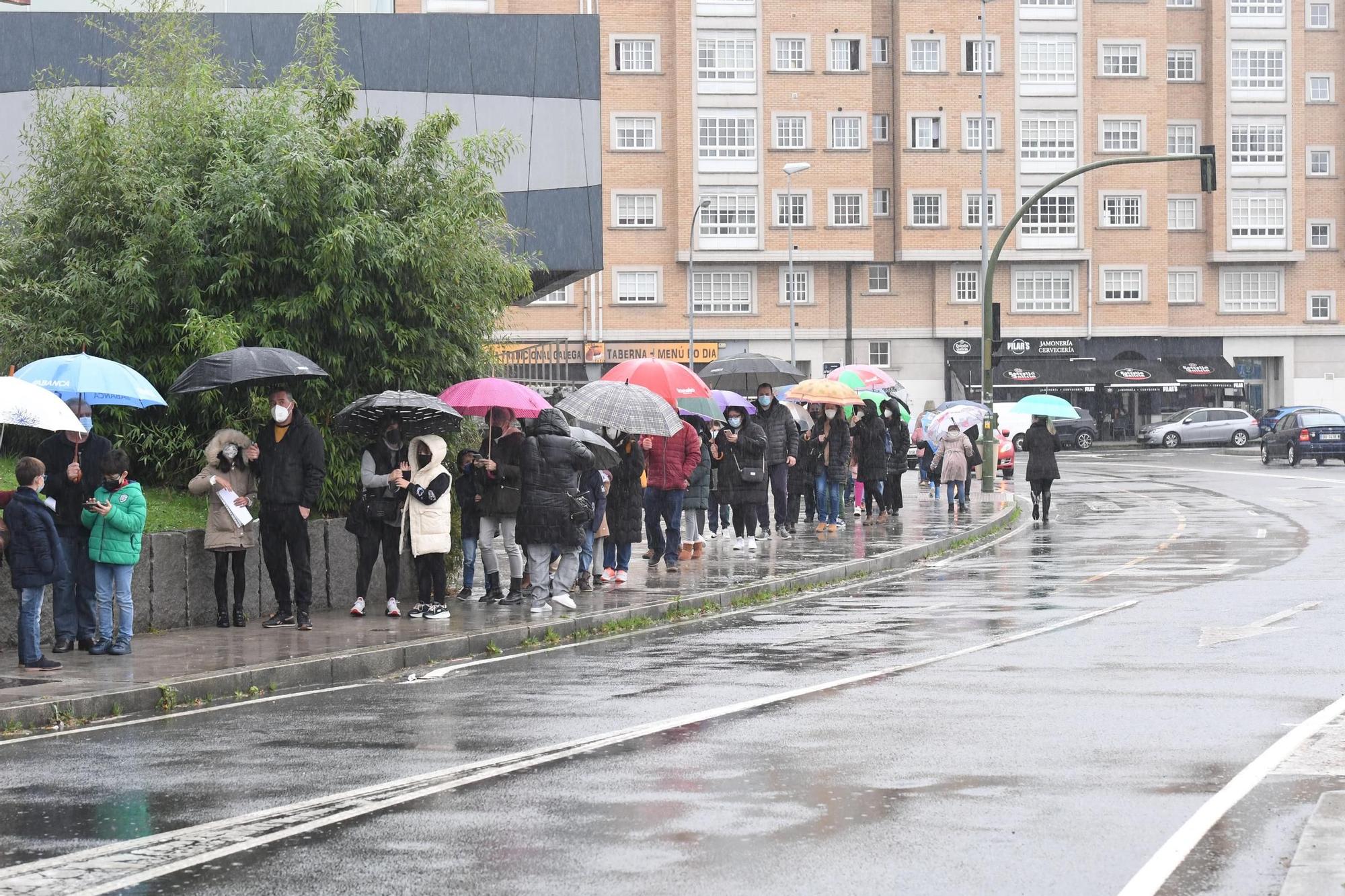 Colas para la vacunación contra el COVID en Expocoruña