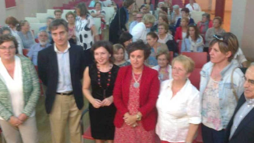 Por la izquierda, Carmen Sanjurjo, Carlos González, Marisa López Diz, María Fernández, Asunción Naves y los ediles Ana San Miguel y Vicente Fernández, ayer, en la Casa de Cultura de Sama.