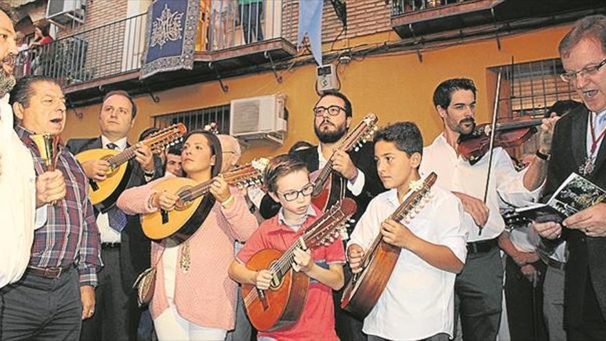 La procesión de la Virgen de la Aurora, una de las hondas tradiciones locales