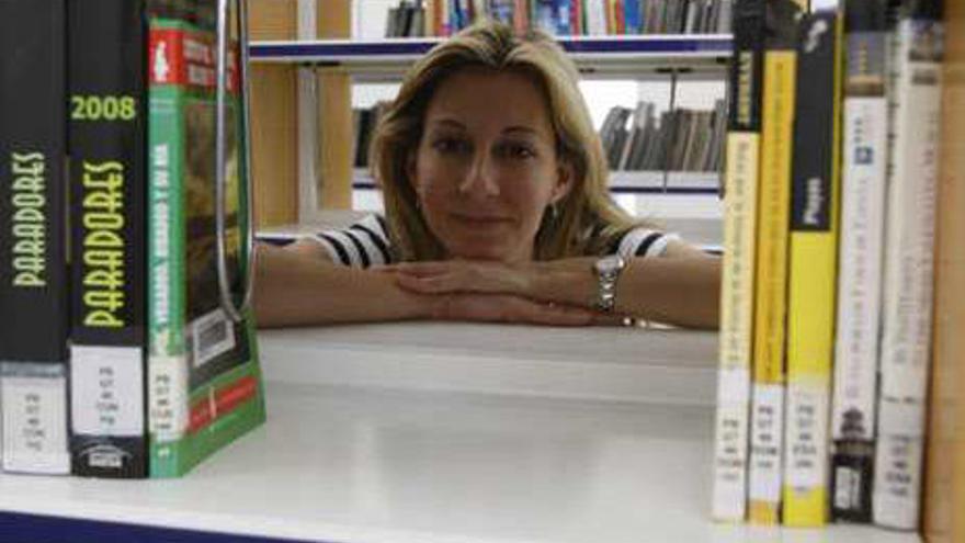 La escritora Eva García Sáenz, en la biblioteca de la UA.