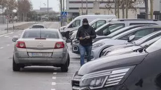 La policía investiga 30 aparcamientos fantasma junto al aeropuerto de Barcelona: 14 detenidos y más de 100 identificados