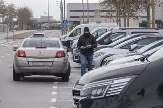 El auge del parking irregular en el aeropuerto de Barcelona, en imágenes