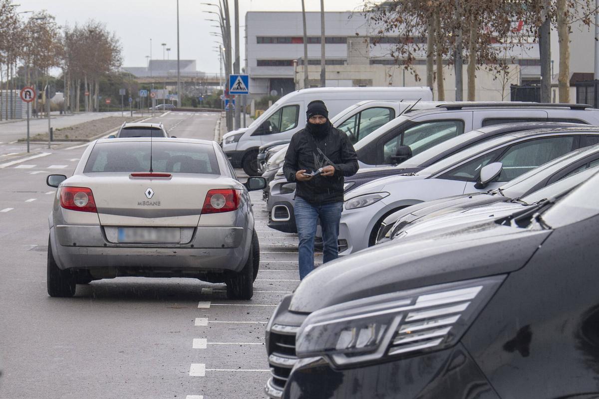 Instalaciones de la empresa aparc&go en las inmediaciones del aeropuerto de El Prat. El sector reclama mayor control ante la proliferación de parkings ilegales en la zona.