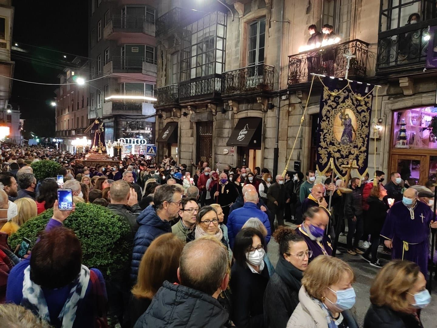 La procesión del Nazareno emociona en Luarca: estas son las imágenes de una cita que llenó las calles