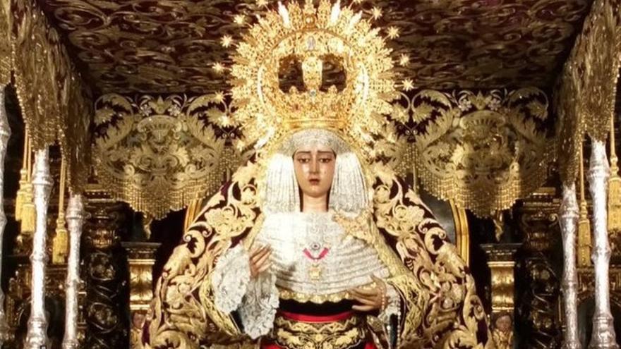 Un juez abre diligencias por el fajín de Franco de la virgen de una Hermandad de Sevilla