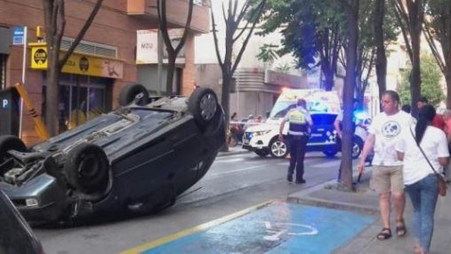 El cotxe bolcat al carrer Nou de Figueres