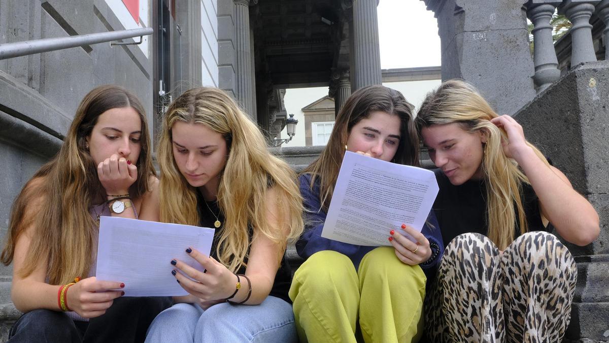 De izquierda a derecha: Ana Mas; Alexia Pastor; Marta del Castillo-Olivares y Mapi Viera estudian en los exteriores de la Biblioteca Insular de Gran Canaria por la PAU.