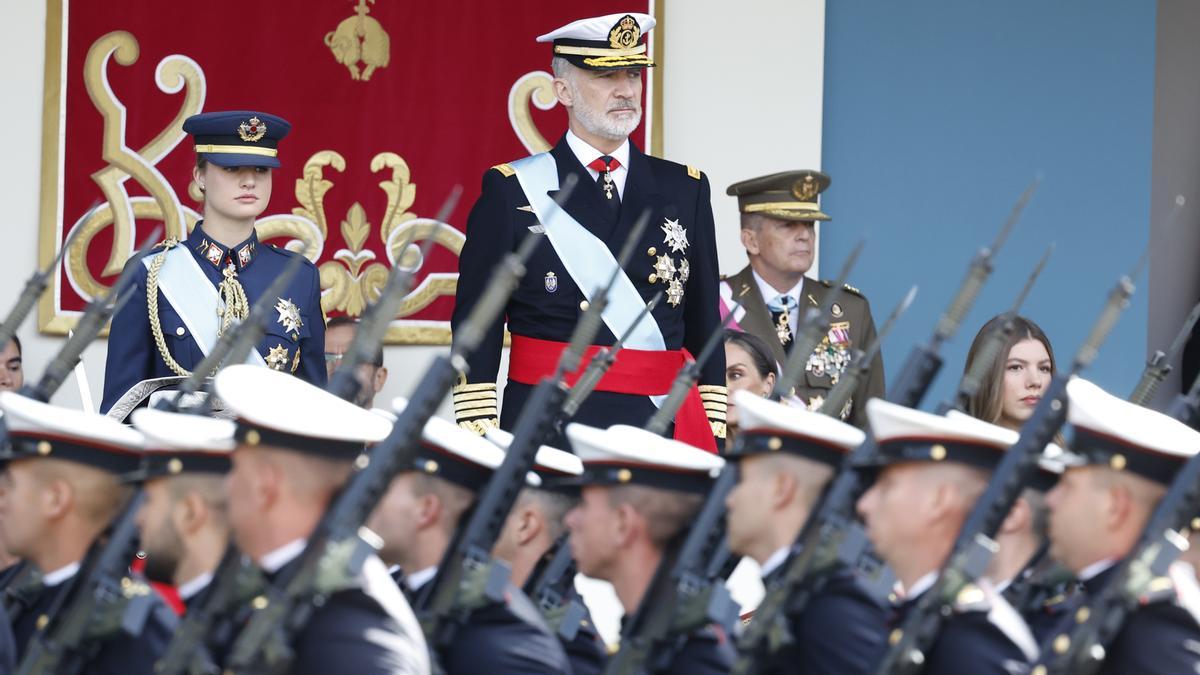 El rey Felipe y la princesa Leonor durante el desfile de las Fuerzas Armadas con motivo de la Fiesta Nacional