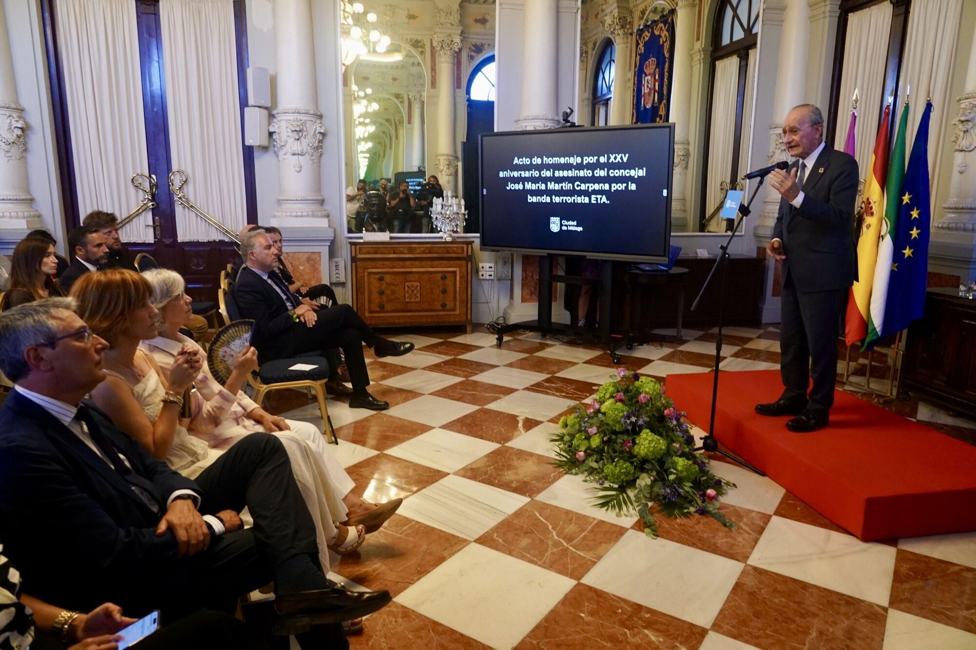  La emoción y la memoria, los momentos asociados al dolor, irrumpieron de regreso al alma de los presentes en el homenaje institucional a Martín Carpena celebrado en el Salón de los Espejos del Ayuntamiento de Málaga. En el mismo lugar en el que hace un cuarto de siglo estuvo situada la capilla ardiente en la que lo lloró su ciudad. 