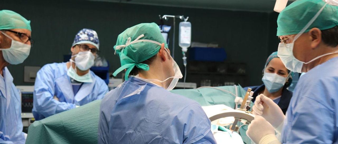 El equipo médico durante una operación de parkinson