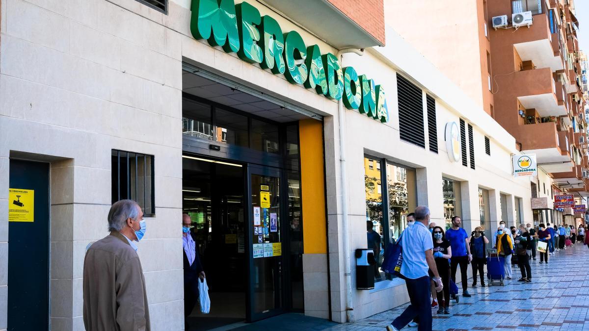 Clientes haciendo cola para entrar en un supermercado de Málaga.