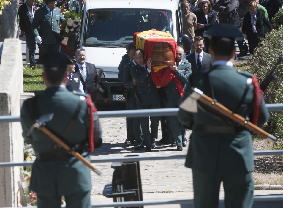 Familiares, amigos y compañeros del cabo primero de la Guardia Civil le han dado el último adiós.