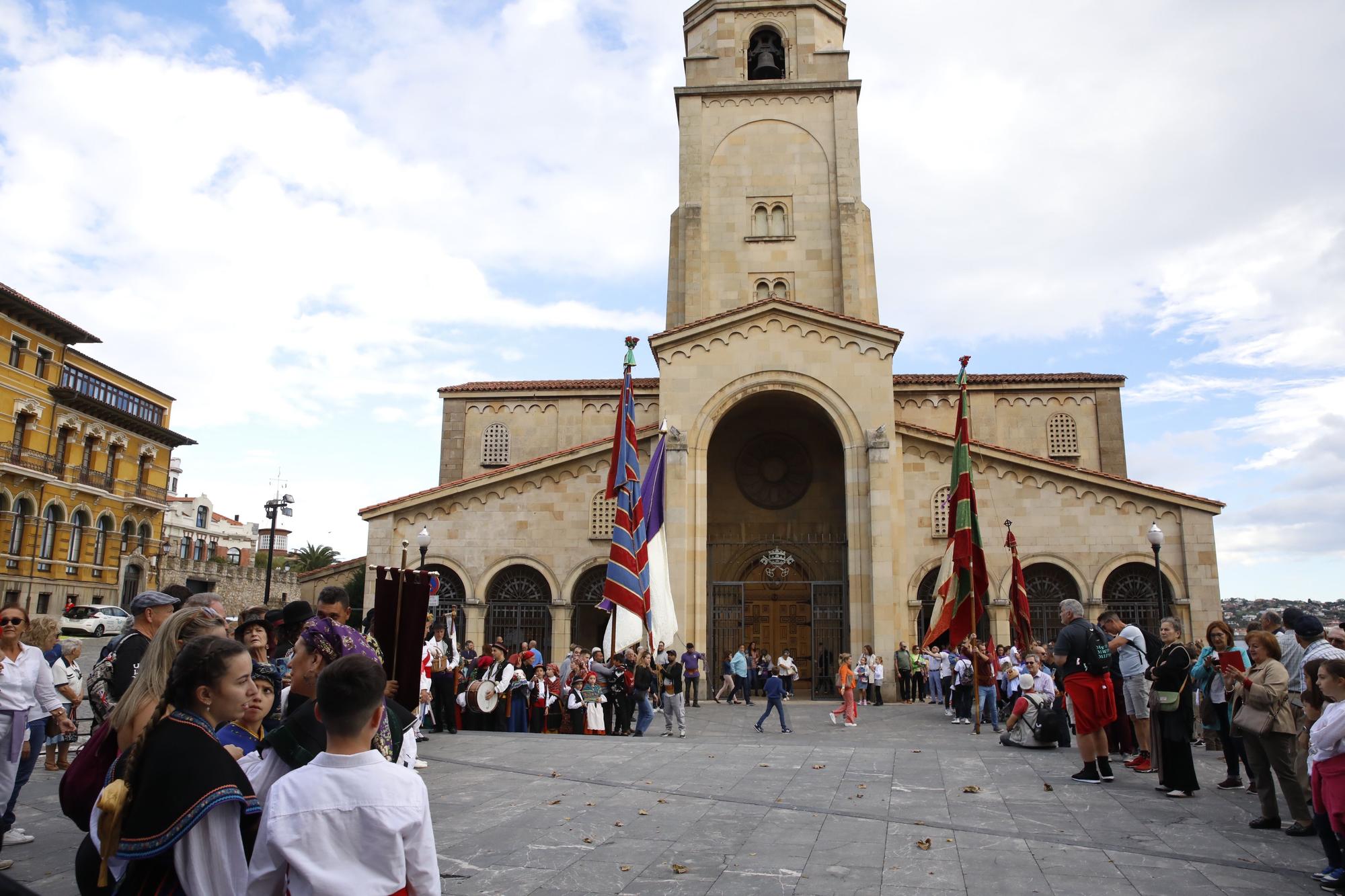 En imágenes: Gijón celebra el Día de León con bailes y el desfile de pendones