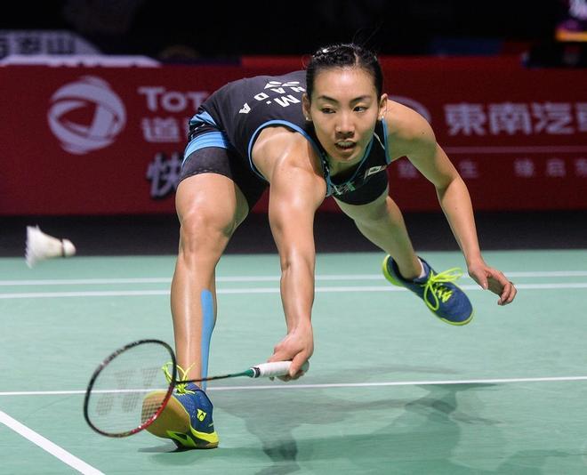 Michelle Li, de Canadá, regresa contra Chen Yufei, de China, durante su partido de semifinales de individuales femeninas en el torneo de bádminton Fuzhou China Open en Fuzhou, en la provincia oriental china de Fujian.