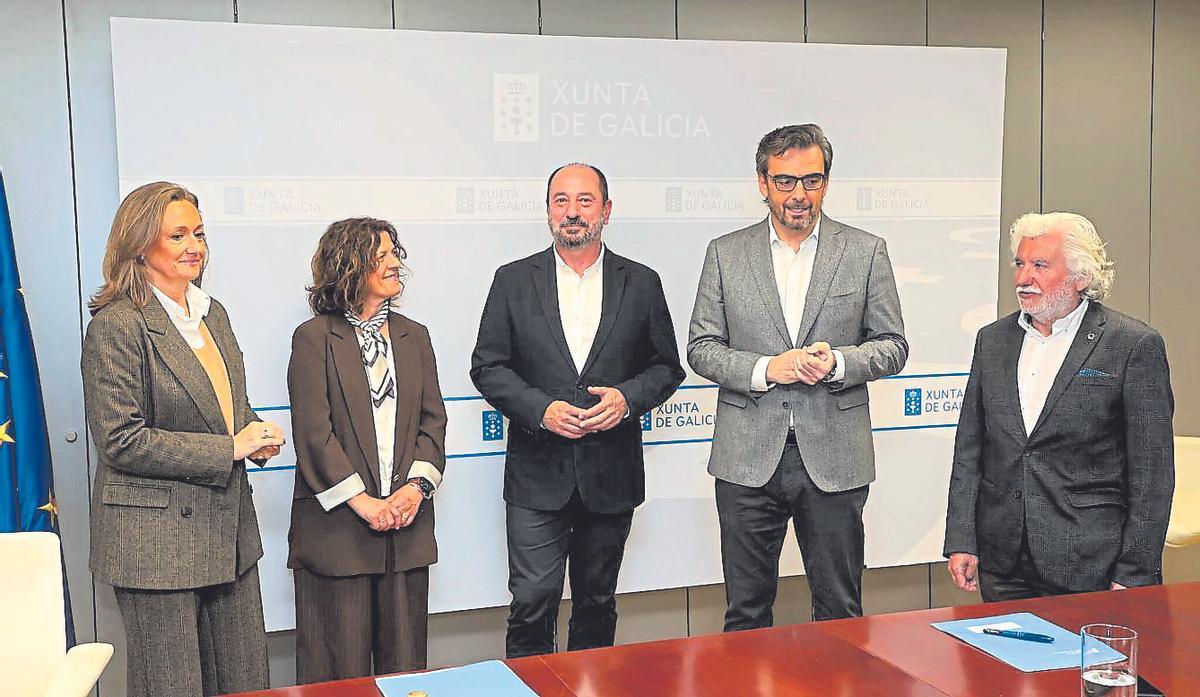 Luisa Sánchez (izq.), con Xosé Merelles (c.) y Diego Calvo, con representantes de A Coruña y Ourense.