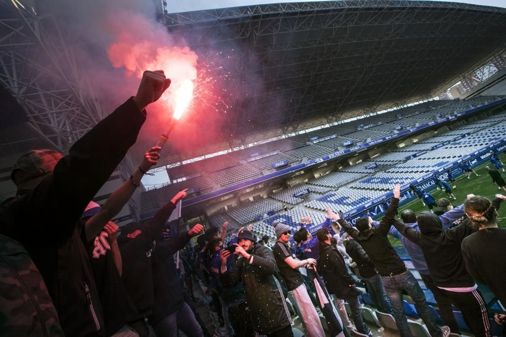 Los oviedistas apoyana a su equipo antes del derbi