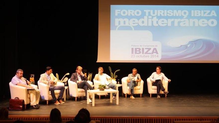 Torres, Sancho, Gómez, Boix, Costa y el edil Salvador Losa, ayer en la mesa redonda.