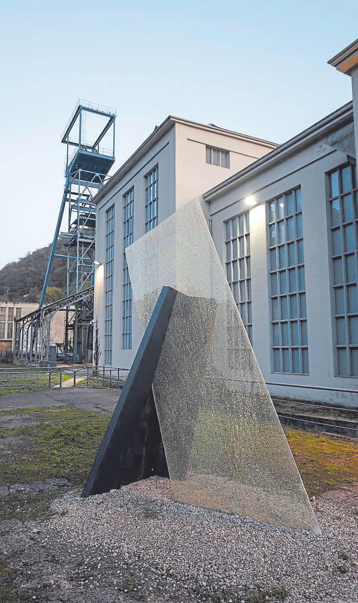Exterior del pozo Santa Bárbara, en Turón, con una escultura de Herminio en primer plano