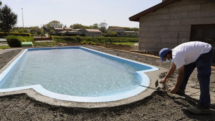 Operario de Piscideza en la instalación de una piscina prefabricada. |   //BERNABÉ/ JAVIER LALÍN