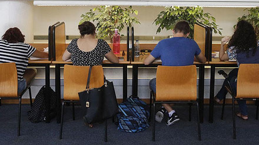 Estudiantes en un aula de estudio.