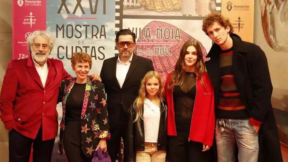 Ramón Campos (3i), con los actores Carlos Blanco (1i), María Vázquez (2i), Judith Fernández (2d) y Fer Fraga (1d) en el estreno gallego de «Rondallas» en Noia este sábado.