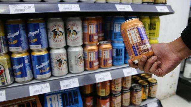 Llaunes de cervesa 0,0 en un supermercat