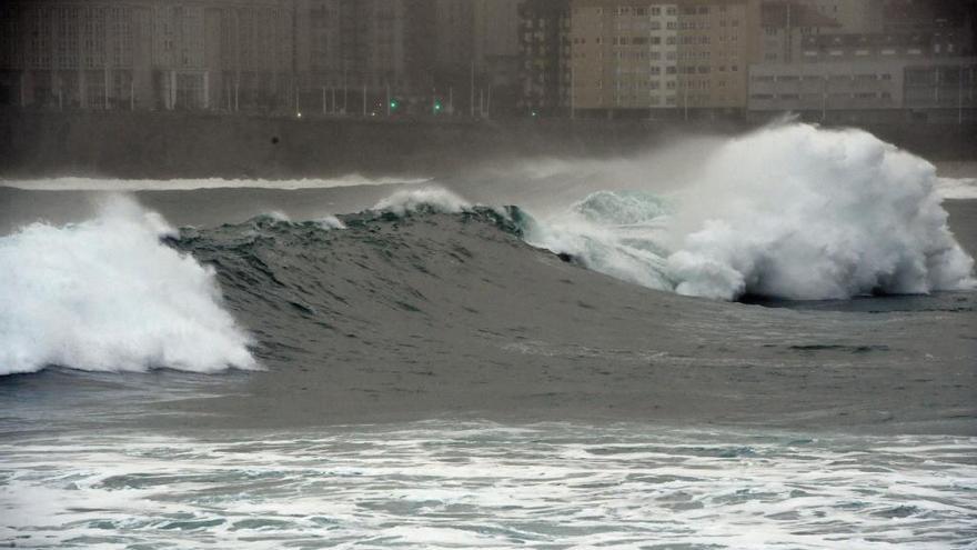 Oleaje en A Coruña un día de temporal costero con alerta naranja.