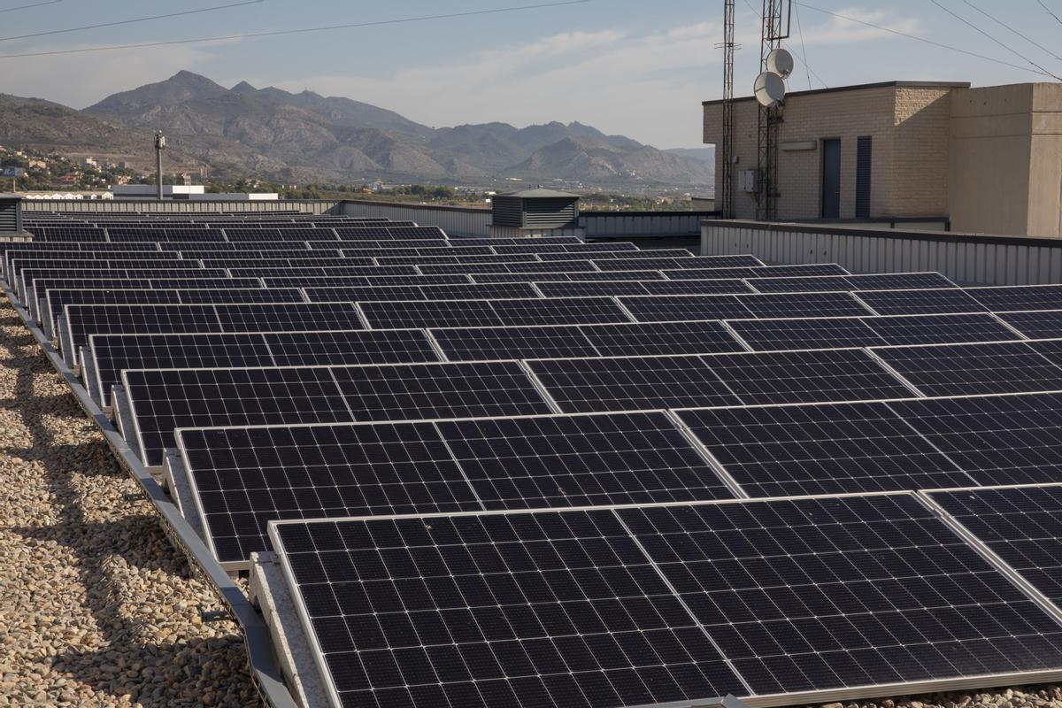 Placas solares sobre la cubierta de un edificio público para autoconsumo