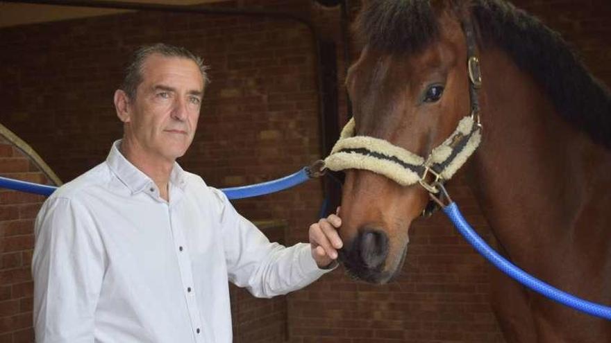 El presidente de la Federación Hípica Gallega, Federico Pérez-Lago, con un caballo.