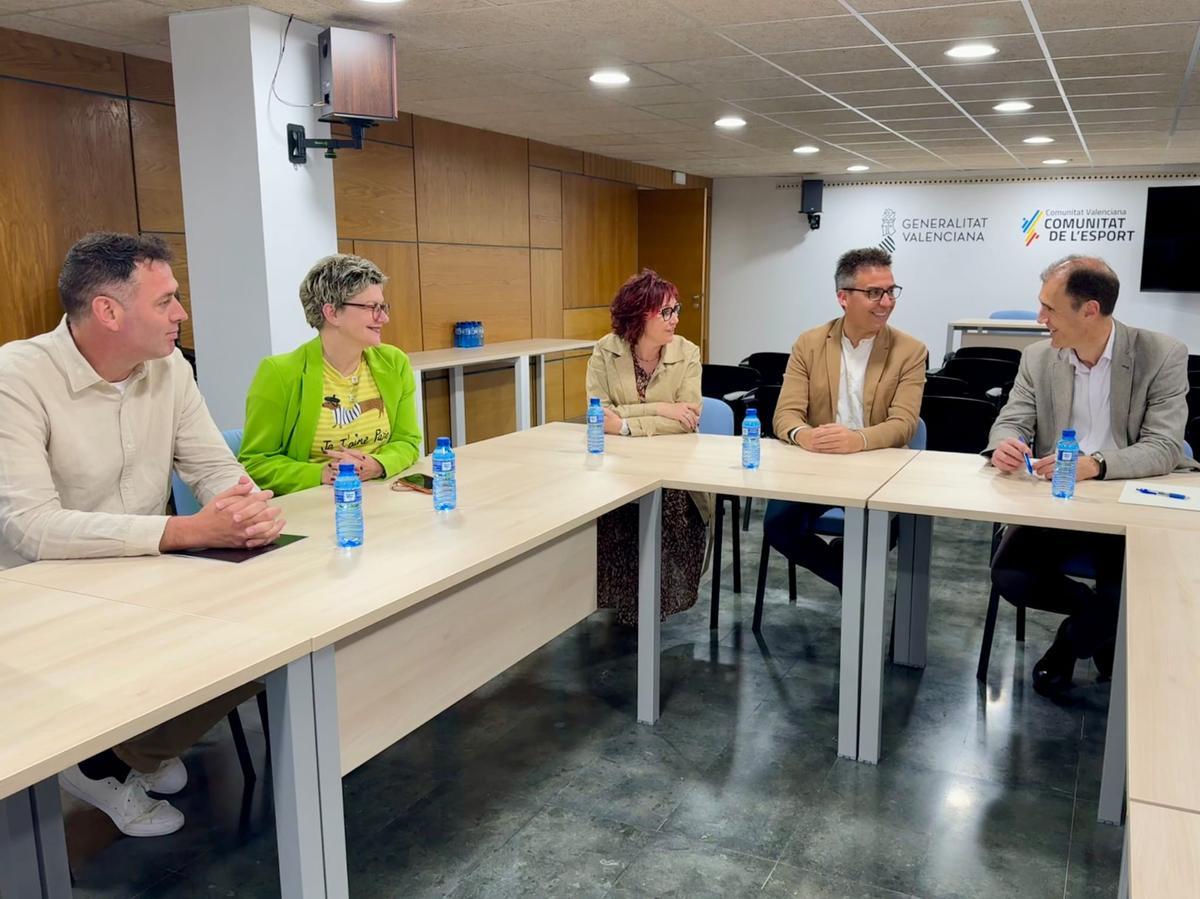 El alcalde de Sueca, Julián Sáez, entre la regidora Pilar Moncho y el director general de Deportes, Luis Cervera.