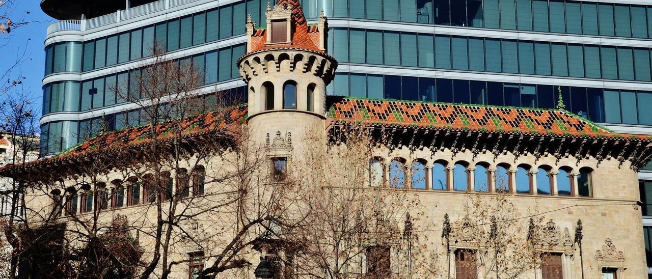 Fachada de la Diputación de Barcelona en la Rambla Catalunya.