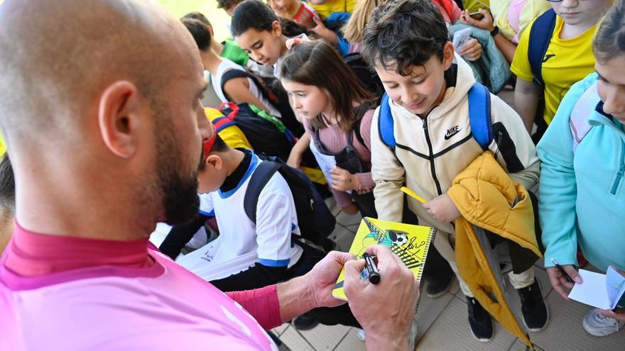 Galería | La plantilla del Villarreal firma autógrafos a los alumnos del CEIP Pintor Camarón de Segorbe