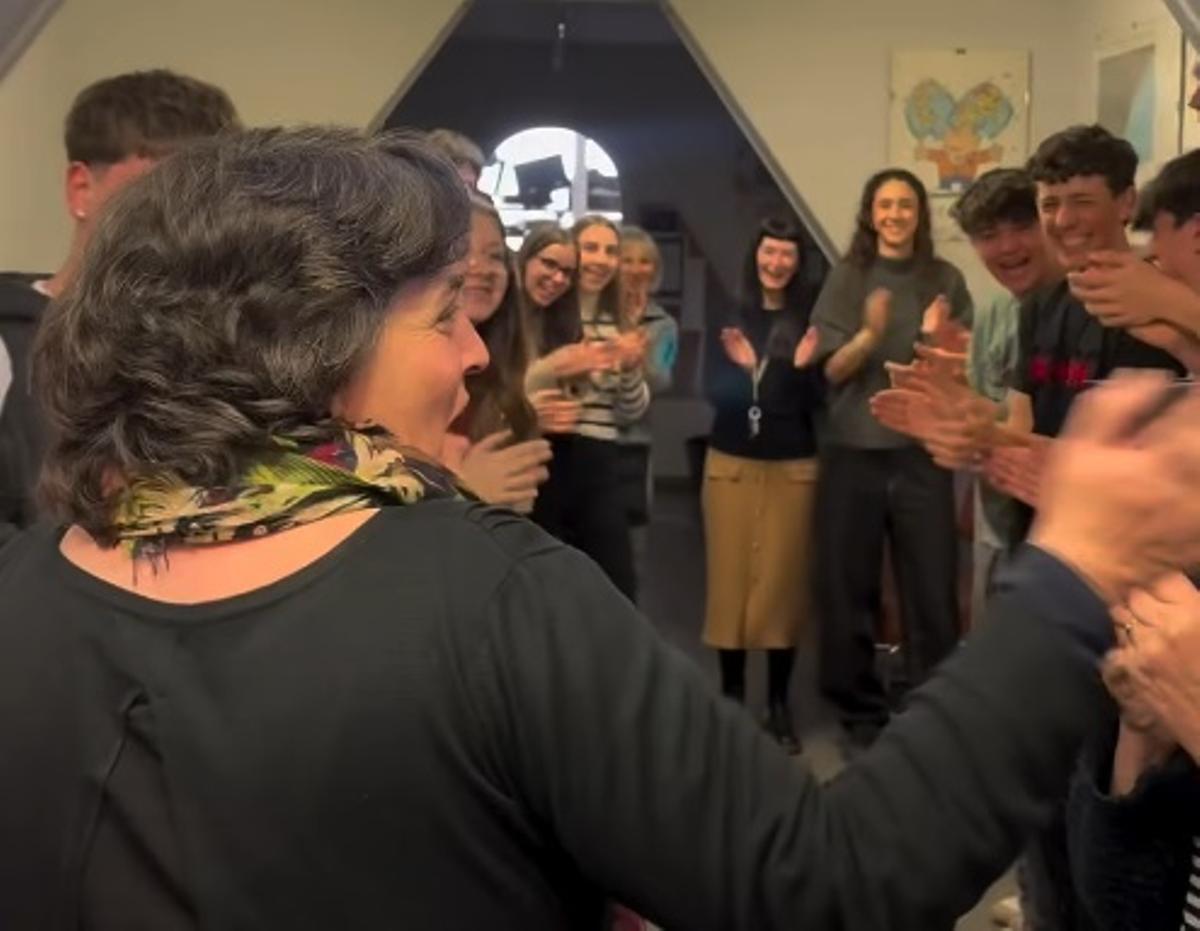 La professora Lourdes Baldomà rebent el reconeixement de l'Institut