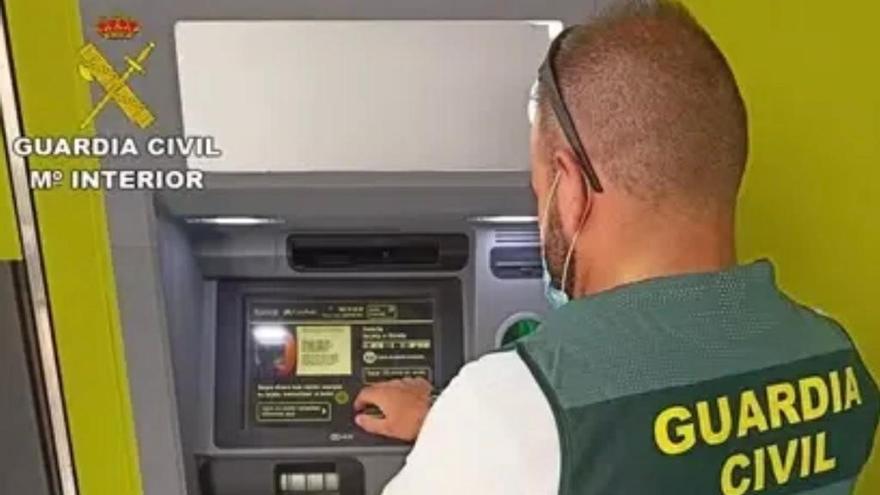 Un agente de la Guardia Civil, en un cajero automático