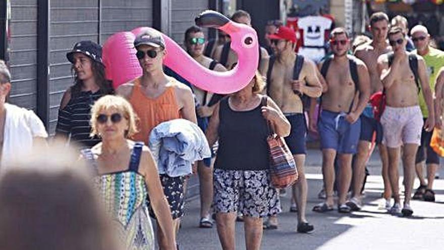 Imatge d&#039;arxiu d&#039;un grup de turistes a Lloret de Mar.