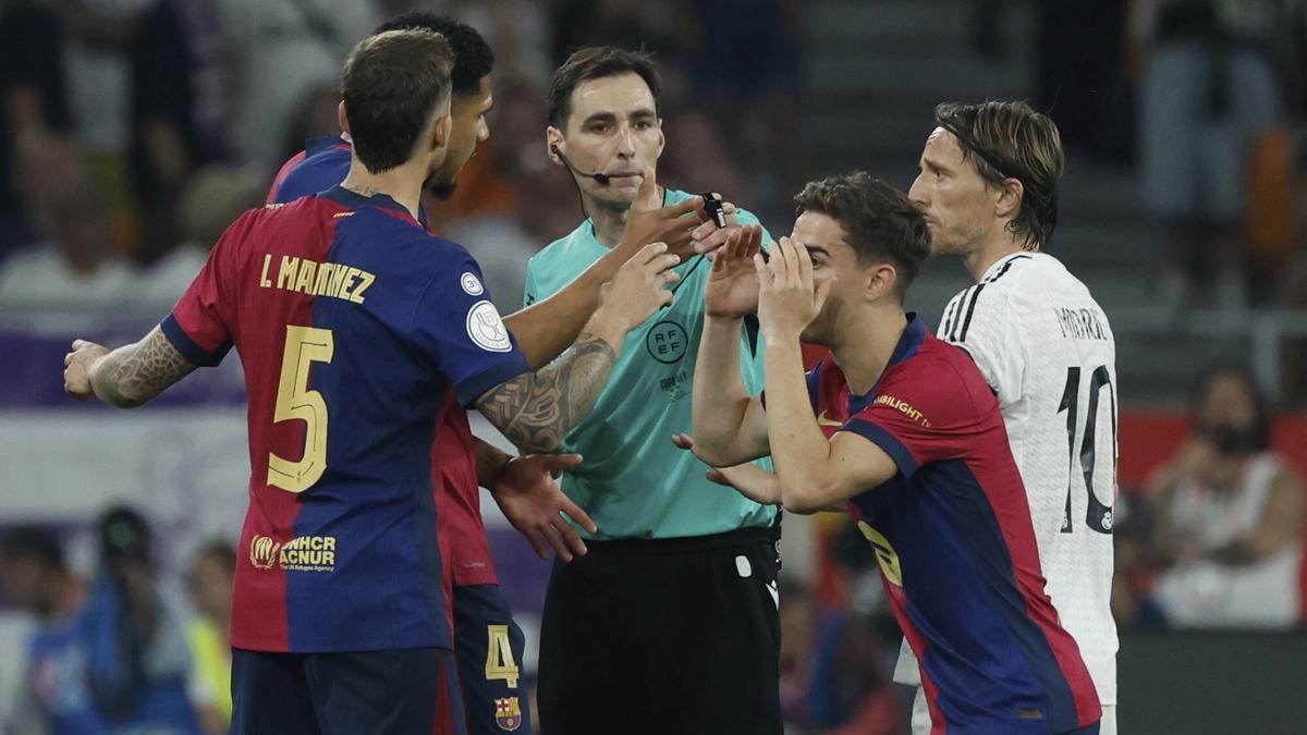 Jugadores de Real Madrid y Barça con De Burgos Bengoetxea, el árbitro de la final.