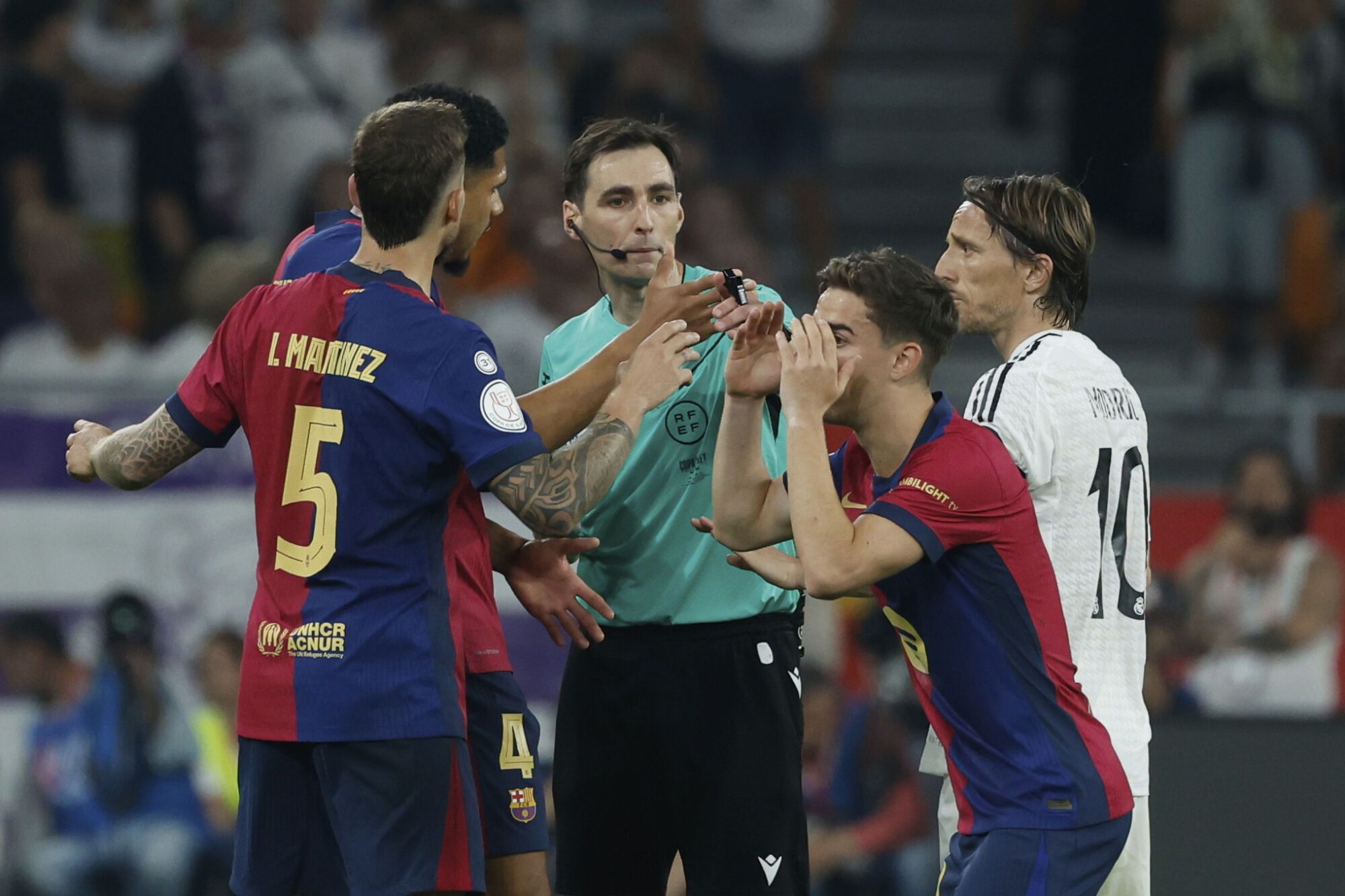 Jugadores de Real Madrid y Barça con De Burgos Bengoetxea, el árbitro de la final.