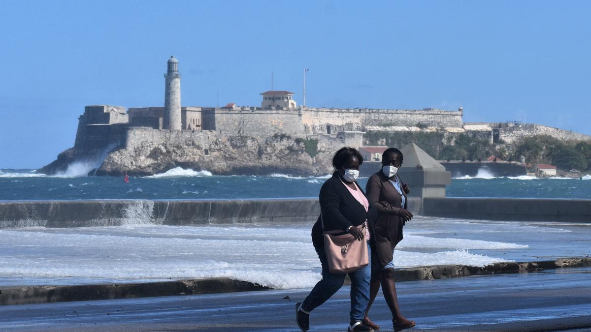 Dos mujeres pasean en el Malecón de La Habana